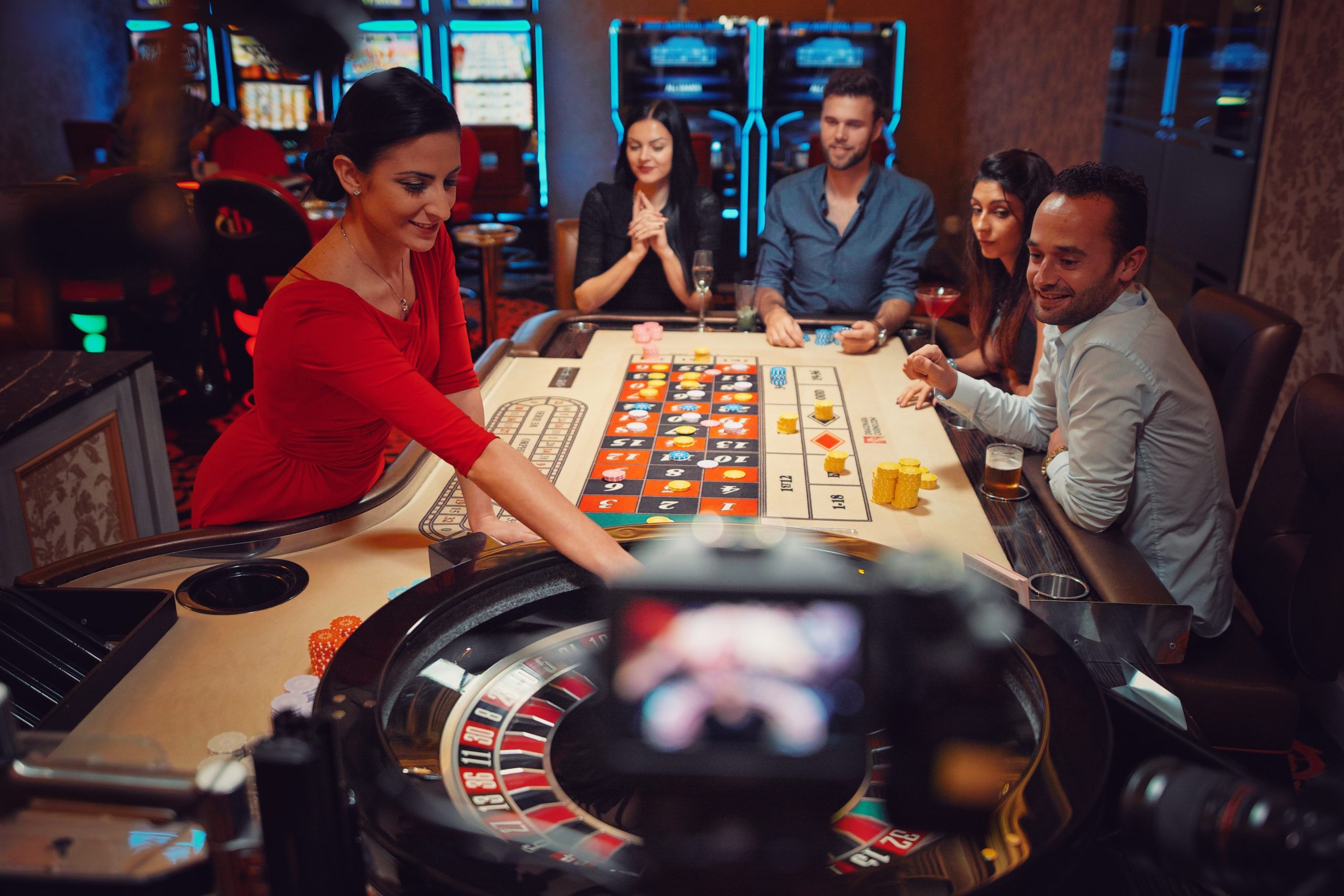 Escena de un casino con una cámara en directo de la Dual Play Live Roulette.