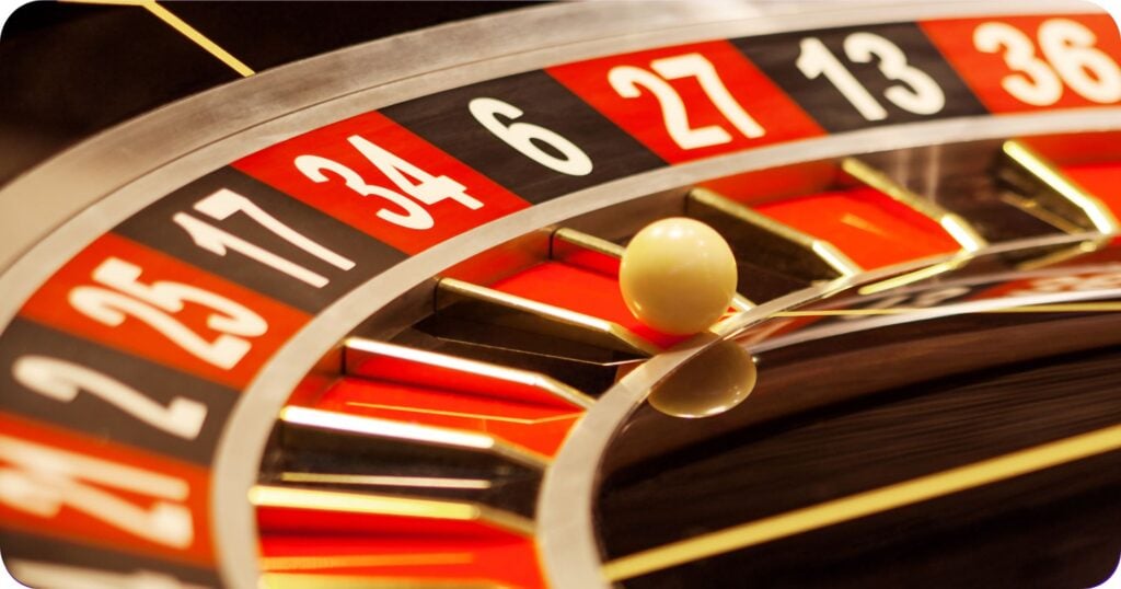 La imagen muestra un primer plano de una ruleta de casino