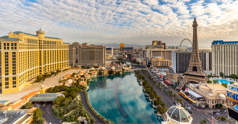 Paisaje urbano de Las Vegas desde la vista superior en Nevada, EE. UU. Al atardecer.
