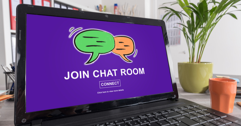 Portátil con el texto «Join chat room» en la pantalla
