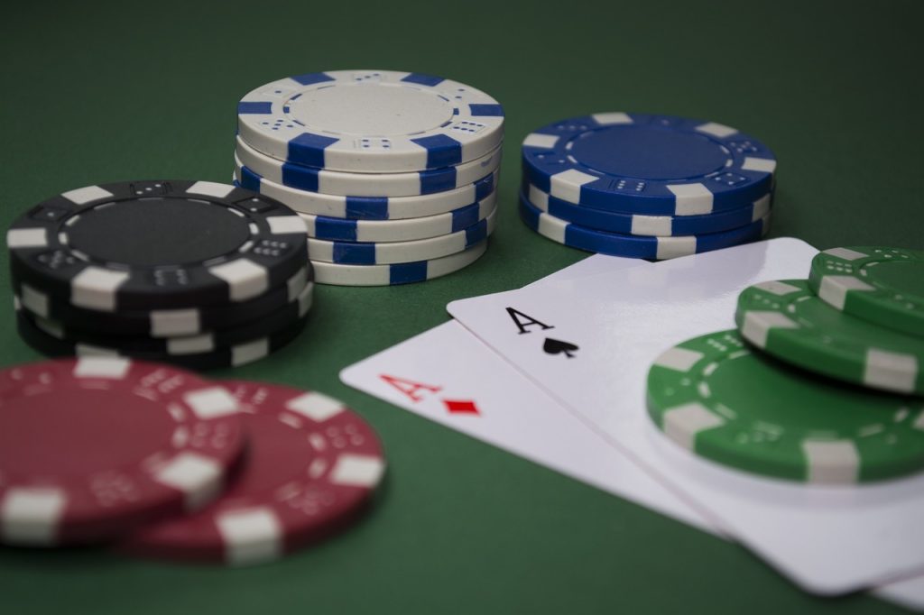 Dos ases y chips de casino en una mesa de blackjack.