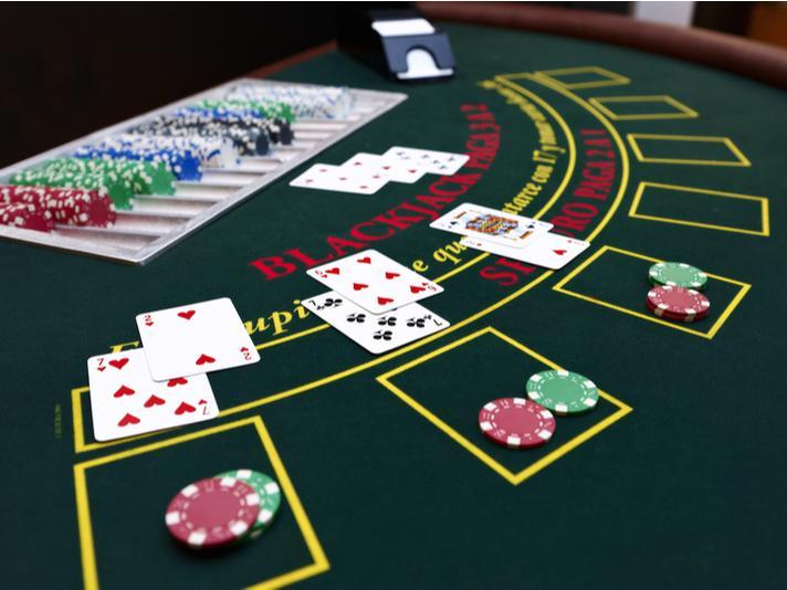Mesa de blackjack con cartas y fichas.