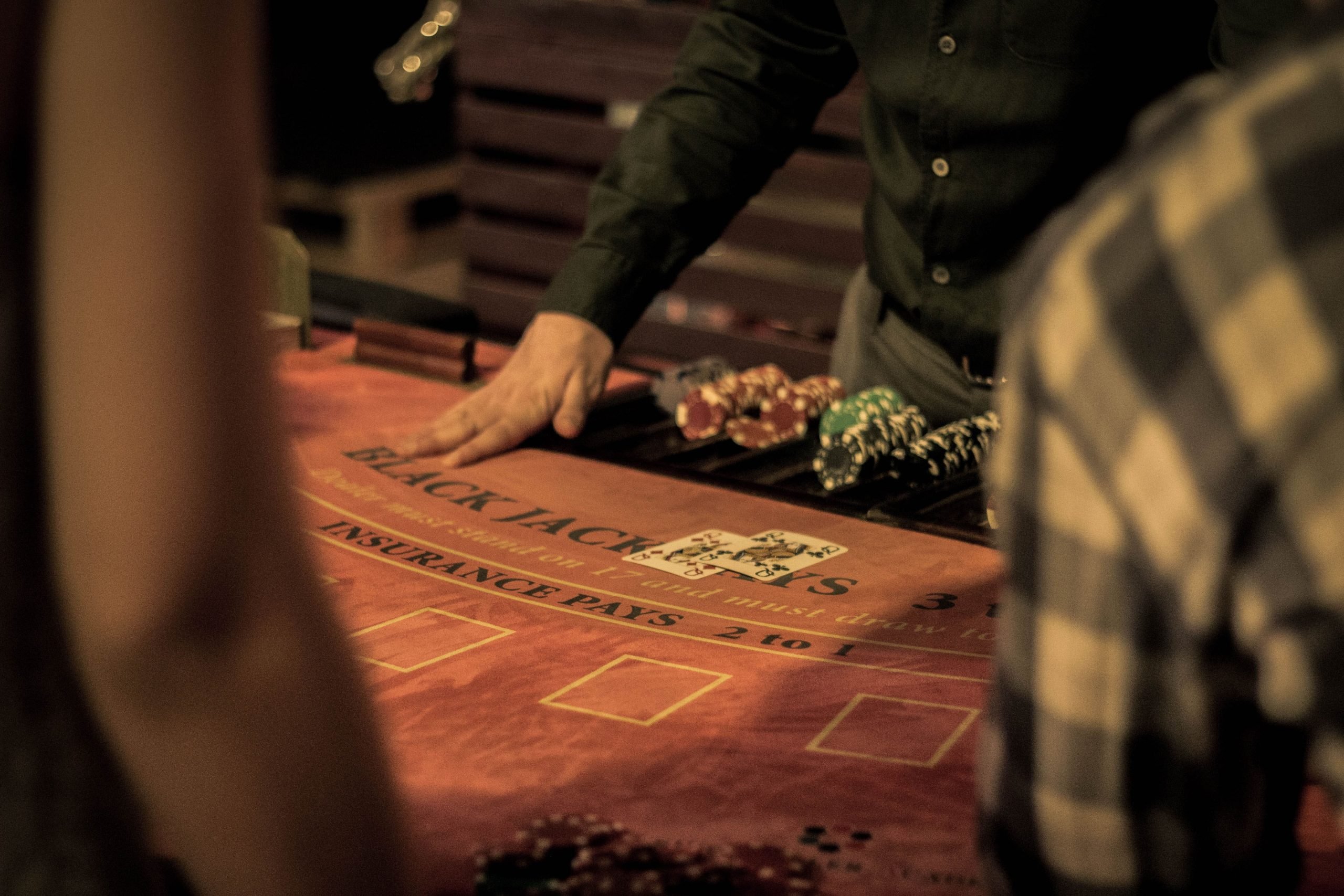 Vista de un tablero de blackjack con un crupier desde la perspectiva del jugador.