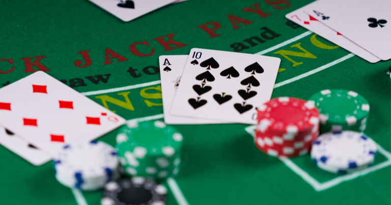 Mesa del casino Black Jack con cartas y fichas