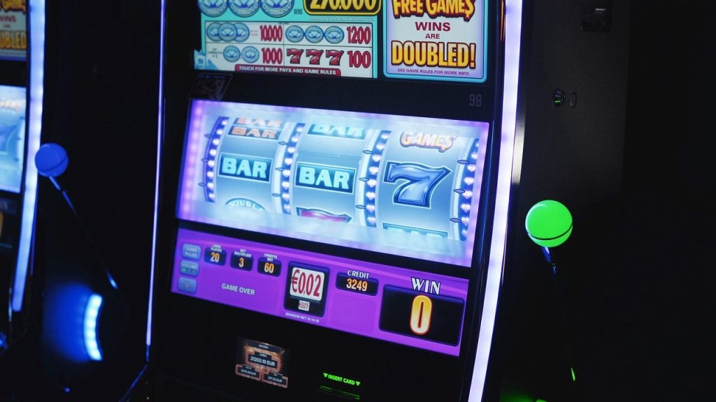 Máquina tragaperras física con palanca en un casino.