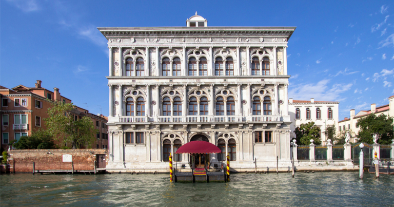 Fachada del edificio medieval que alberga el  Municipal Casino En Venecia, Italia