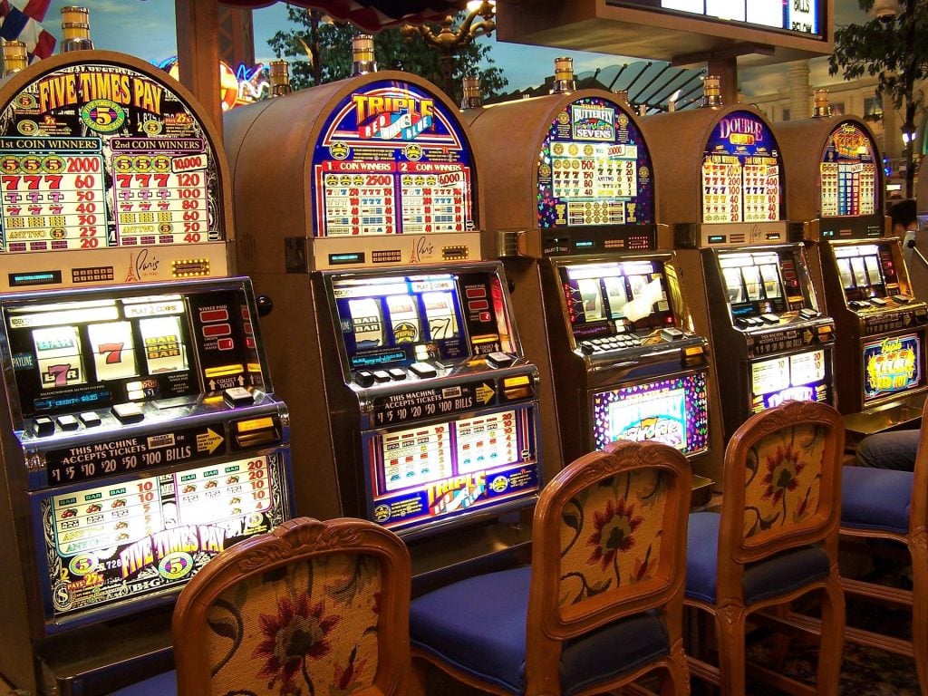 Varias máquinas tragaperras alineadas en un casino.