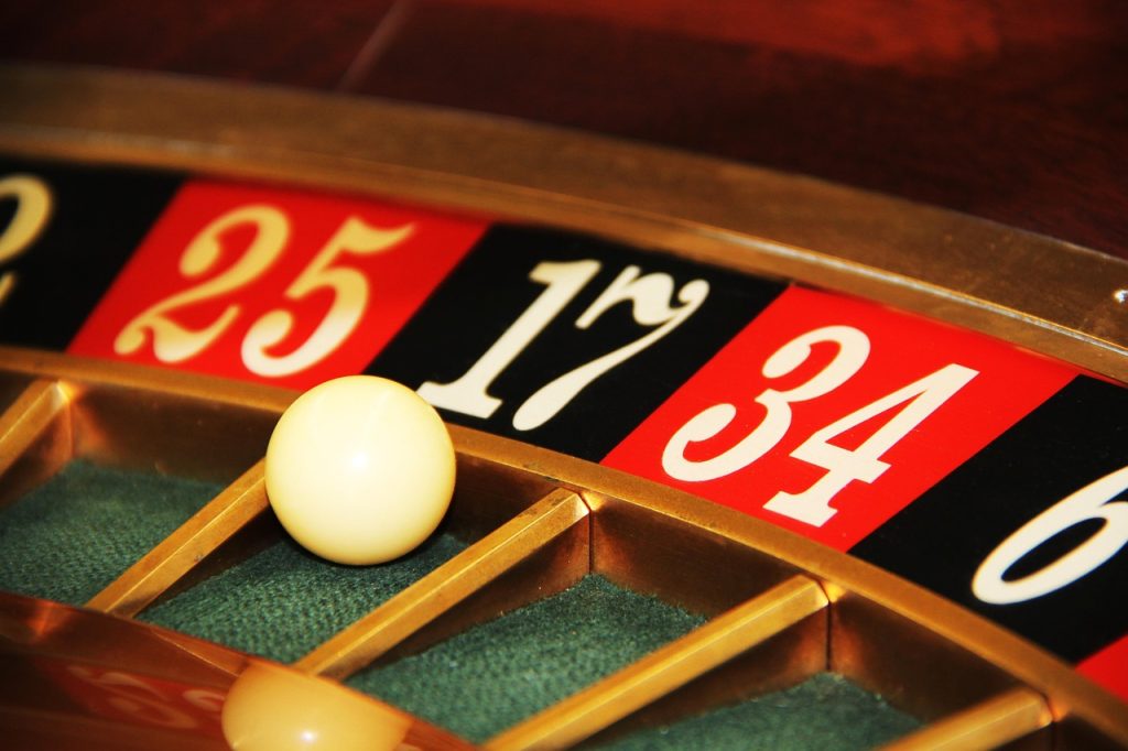 Papan roda roulette dengan bola berwarna hitam 17.