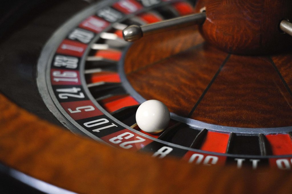 Tablero de ruleta con una bola en el 23.