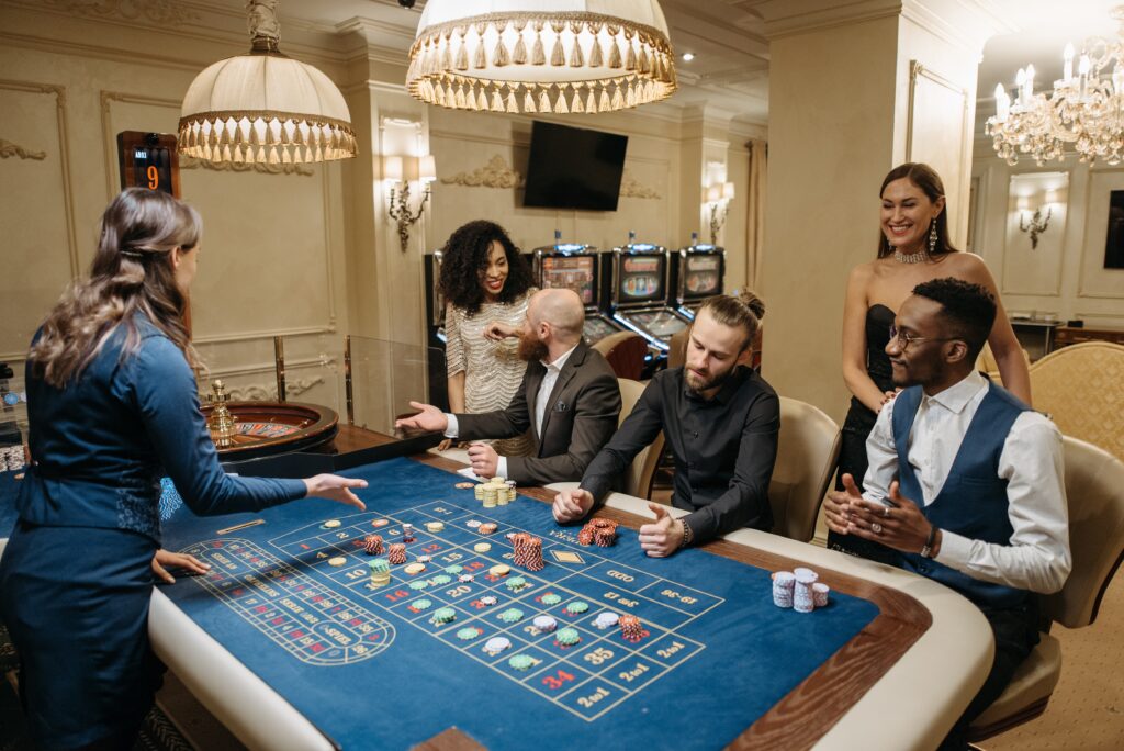 Grupo de amigos jugando a la ruleta en un casino.